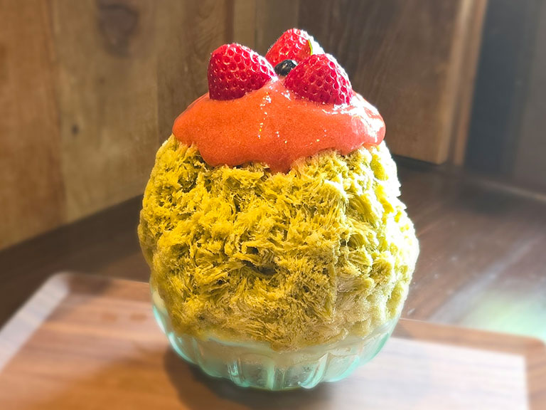 氷屋ぴぃすのピスタチオ＆いちご 森の赤ずきんちゃん