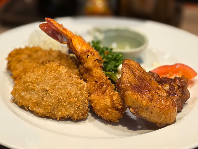 昭和レトロな老舗洋食屋さん「洋食あきら」の夢の洋食盛り合わせ